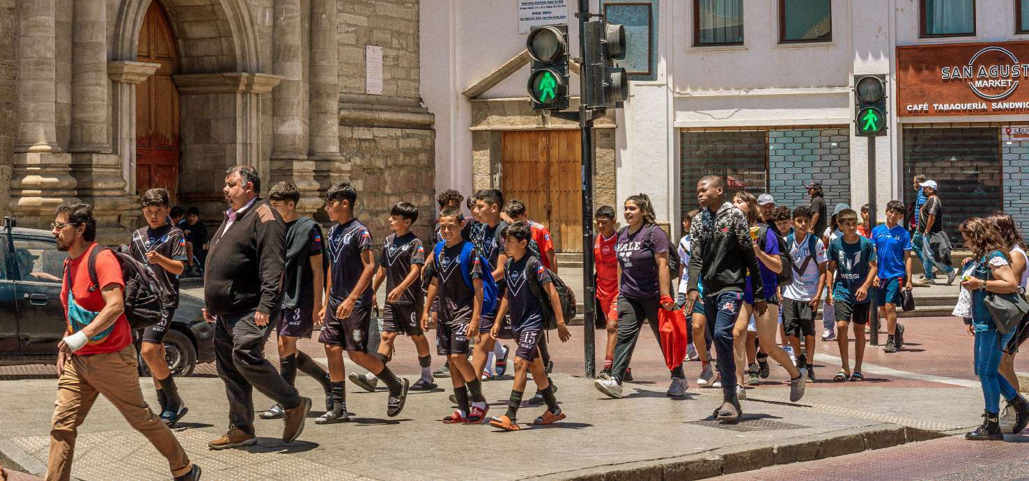 Personas diversas recorriendo un espacio público de la Región de Coquimbo